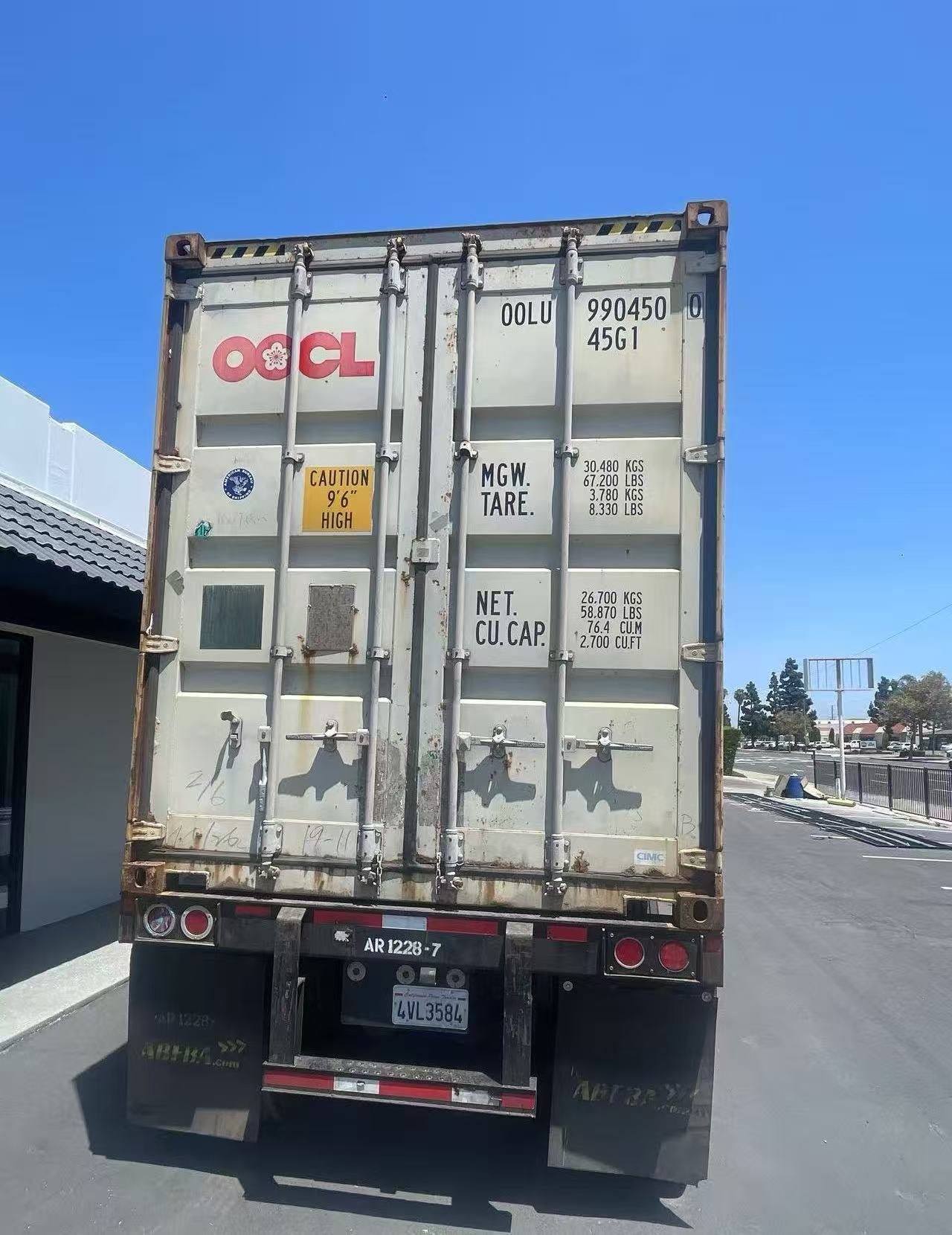 已上车架的 OOCL 进口集装箱箱门